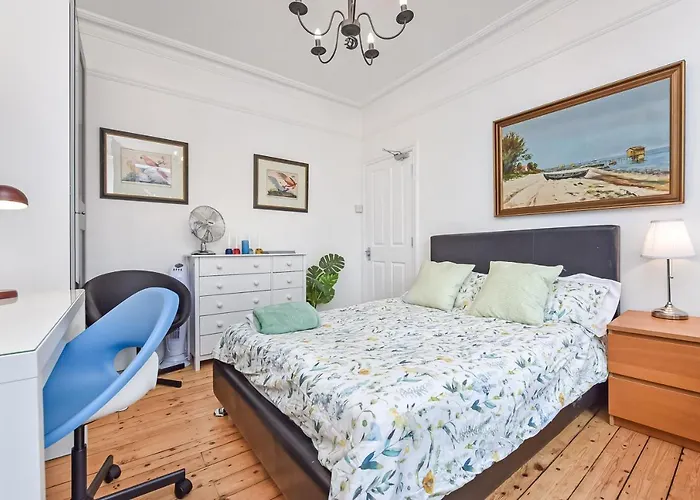 Groves 4 Bedroom, Shepherds Bush