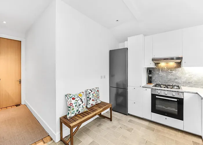 Groves 4 Bedroom, Shepherds Bush
