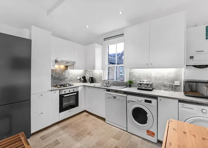 Groves 4 Bedroom, Shepherds Bush