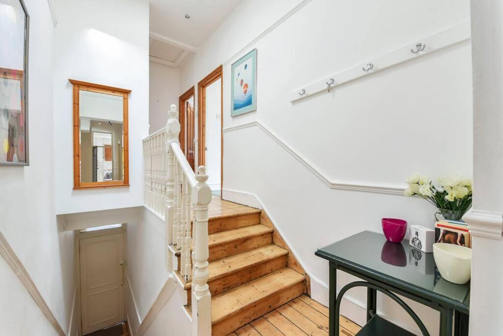 Groves 4 Bedroom, Shepherds Bush * London