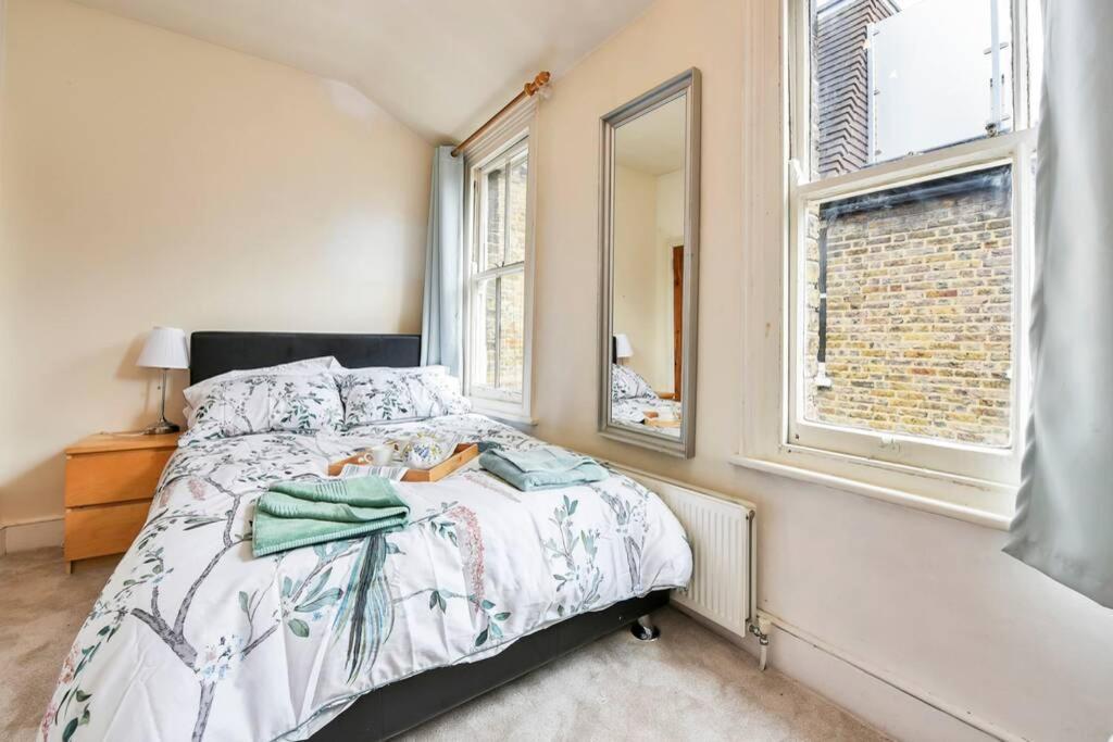 Groves 4 Bedroom, Shepherds Bush Apartment