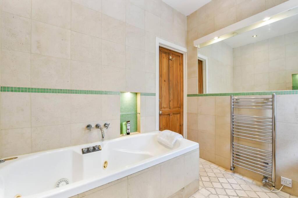Apartment Groves 4 Bedroom, Shepherds Bush London