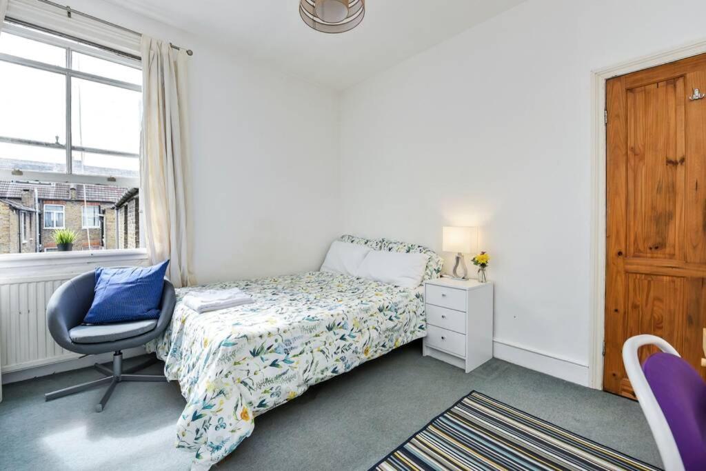 Groves 4 Bedroom, Shepherds Bush Apartment London