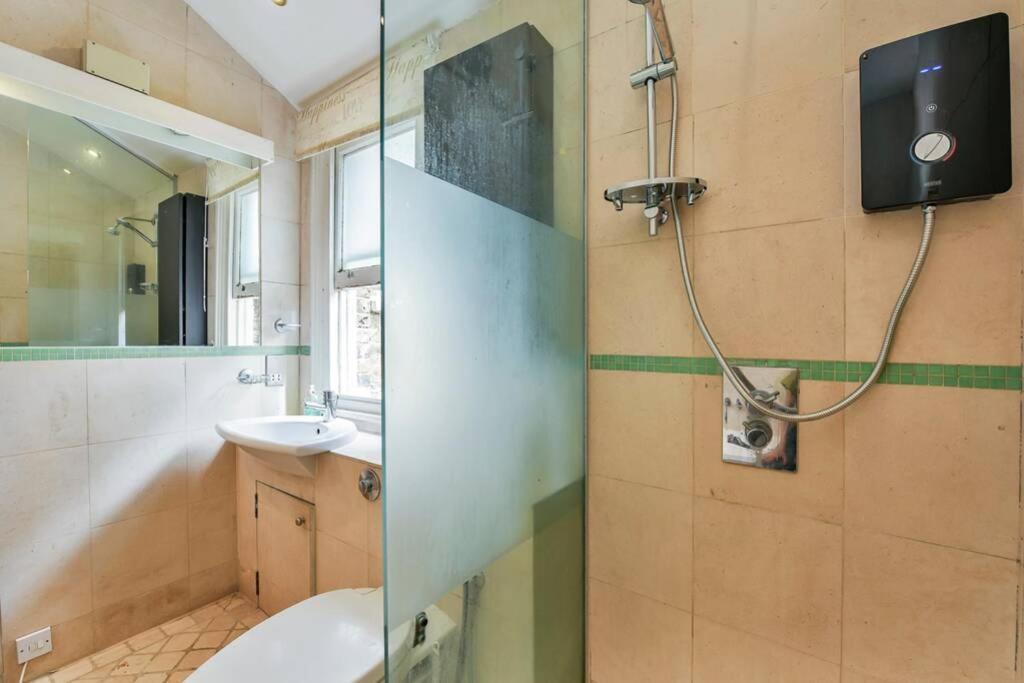 Apartment Groves 4 Bedroom, Shepherds Bush London
