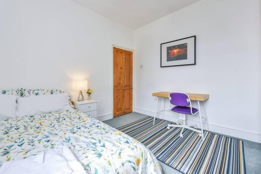 Groves 4 Bedroom, Shepherds Bush Apartment