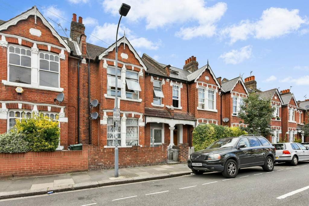 Groves 4 Bedroom, Shepherds Bush Apartment London
