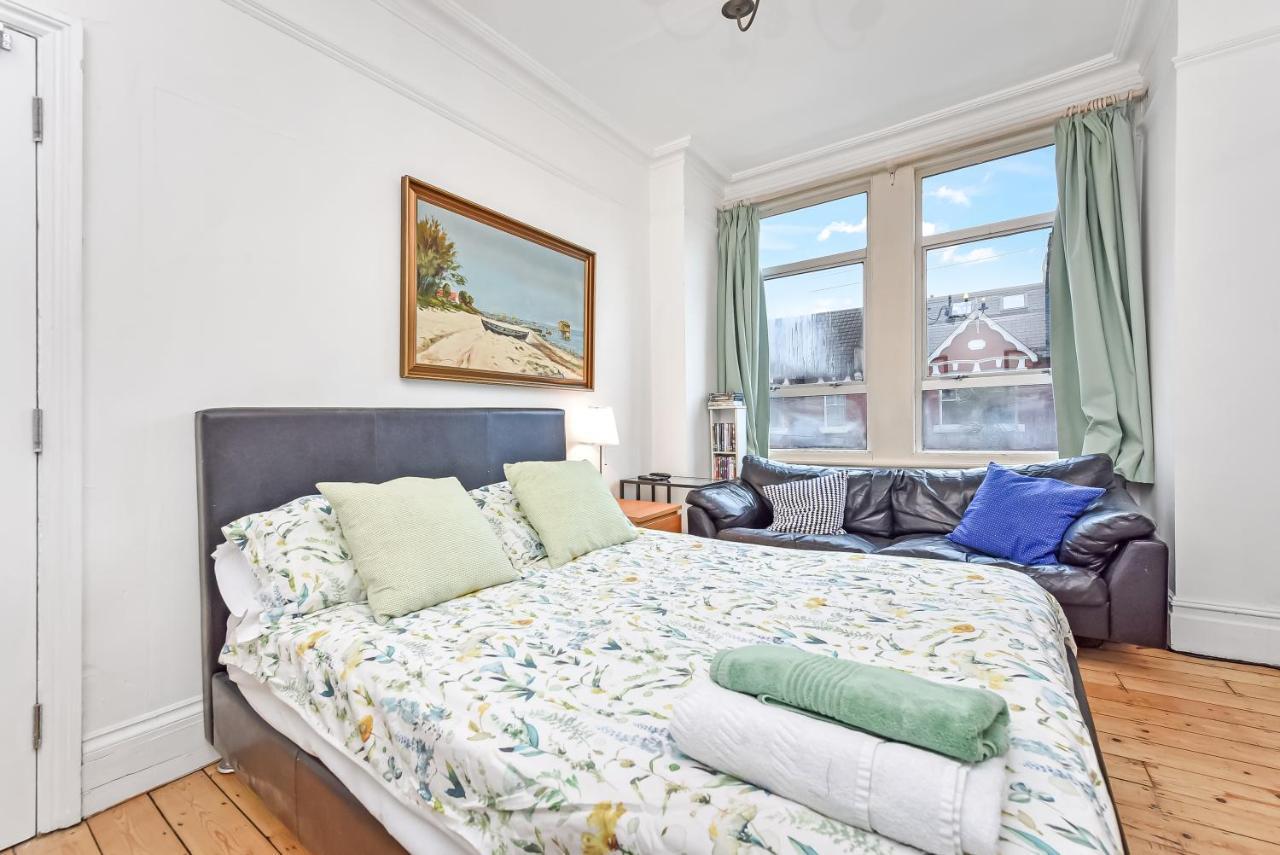 Groves 4 Bedroom, Shepherds Bush Apartment *