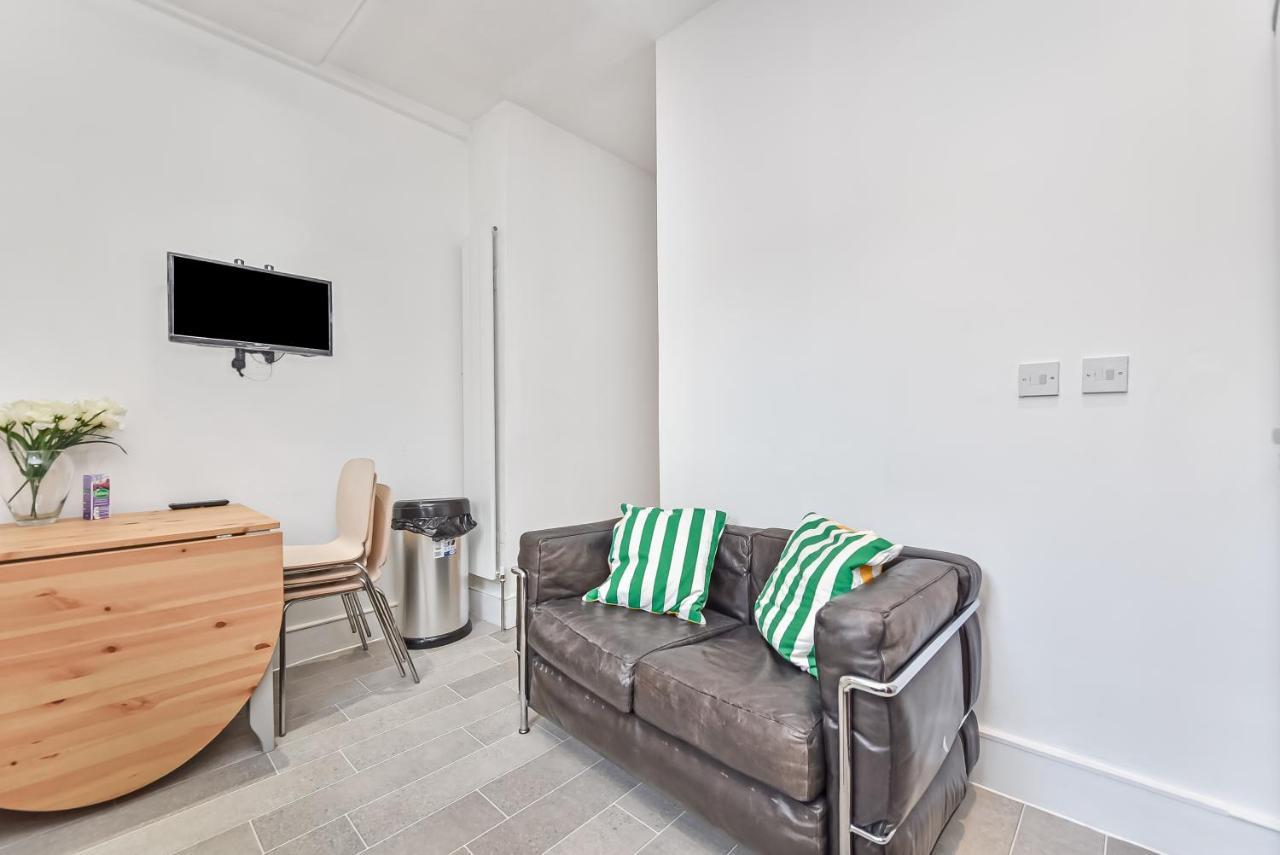 Groves 4 Bedroom, Shepherds Bush Apartment *