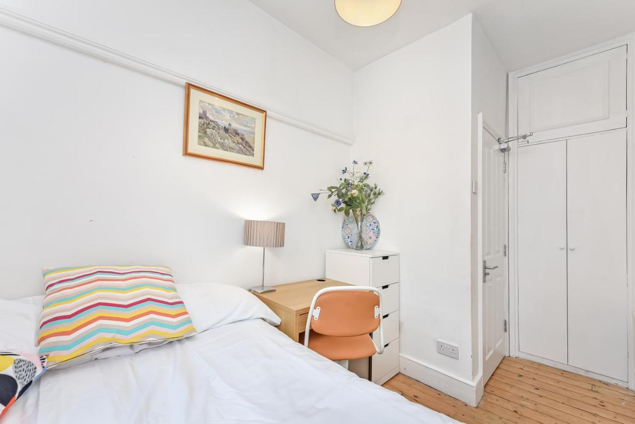 Groves 4 Bedroom, Shepherds Bush Apartment London