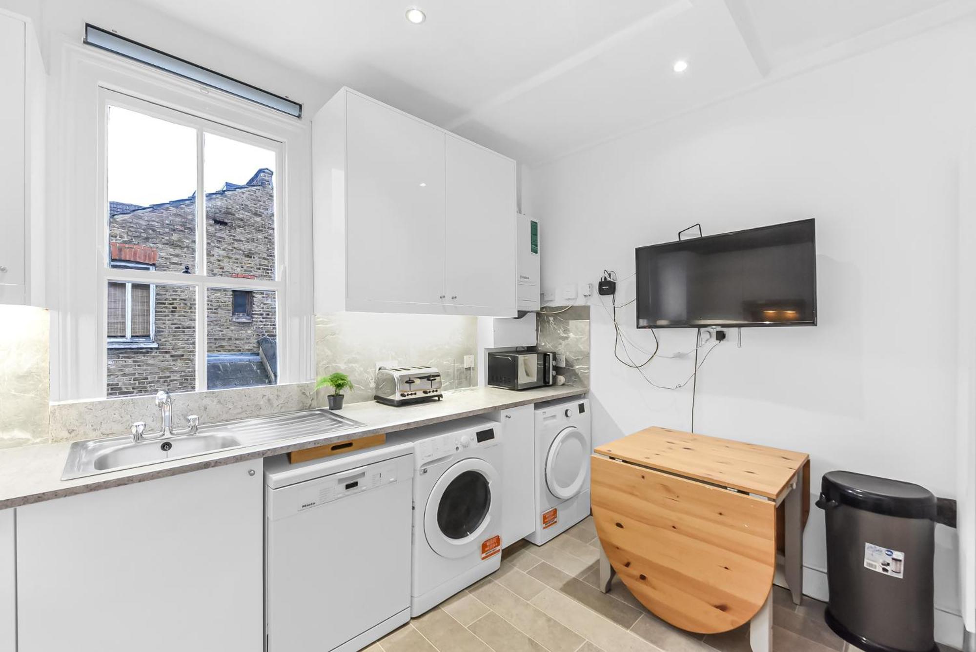 Groves 4 Bedroom, Shepherds Bush