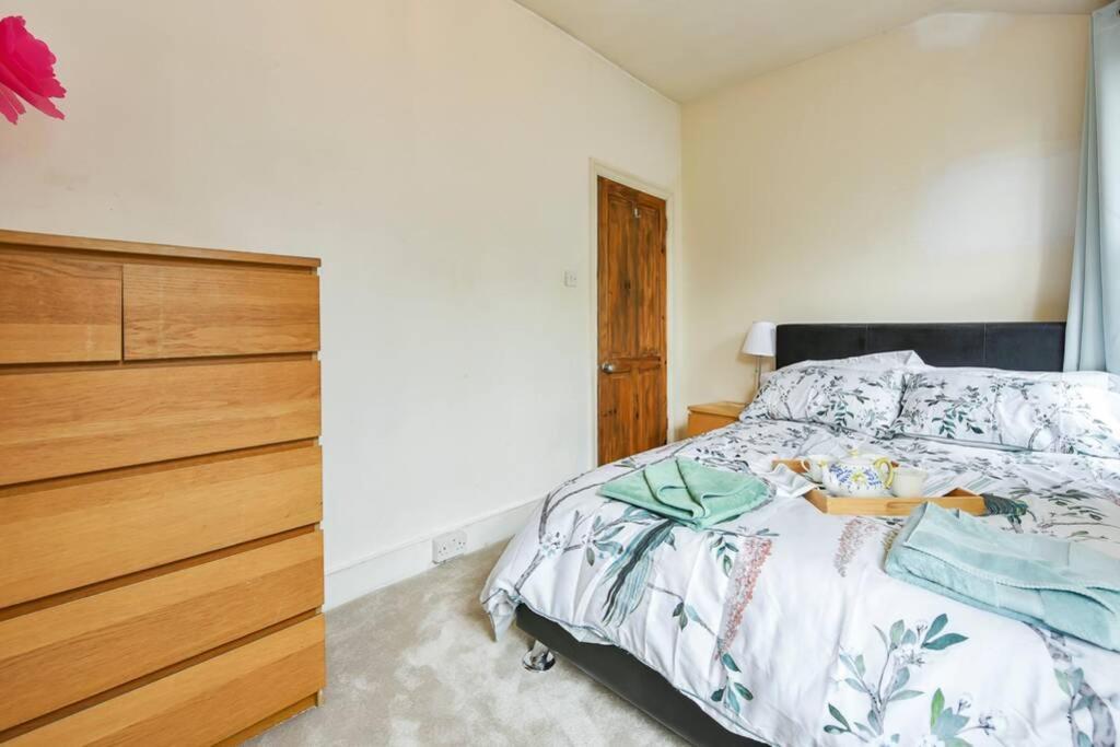 Apartment Groves 4 Bedroom, Shepherds Bush