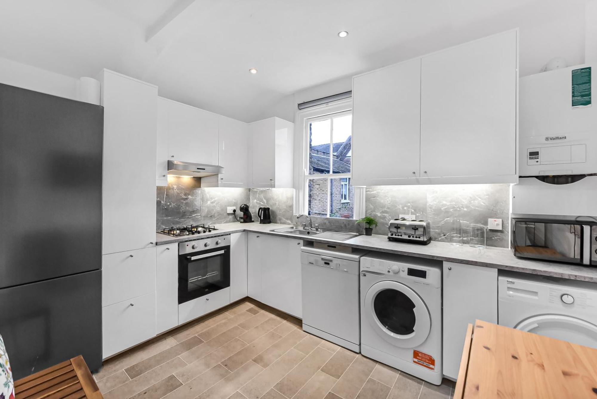 Apartment Groves 4 Bedroom, Shepherds Bush